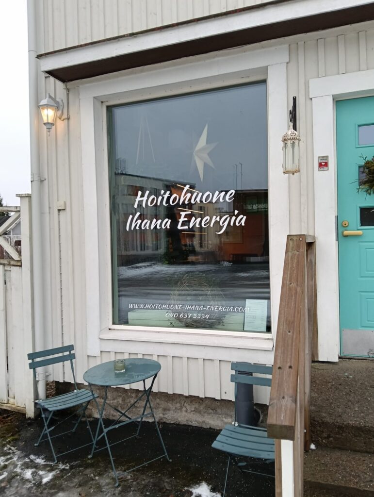 Ikkunaan kiinnitetyt yrityksen nimi ja yhteystiedot.