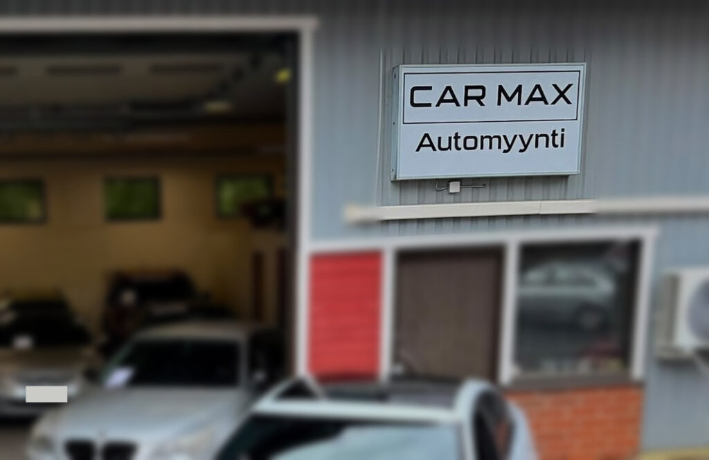 Autoliikkeen julkisivukyltti Carmax