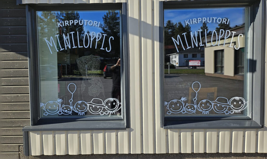 Ikkunateippaus kirpputori Miniloppis