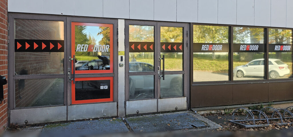 Ikkunateippaus Red Door julkisivu