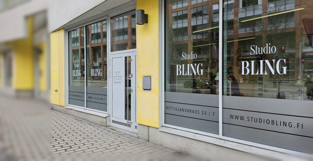 Ikkunateippaus Studio Bling julkisivu