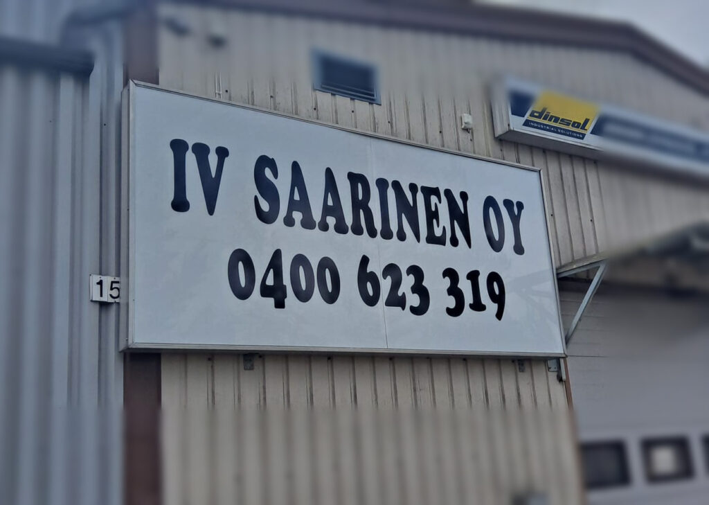 Julkisivun mainoskyltti IV Saarinen