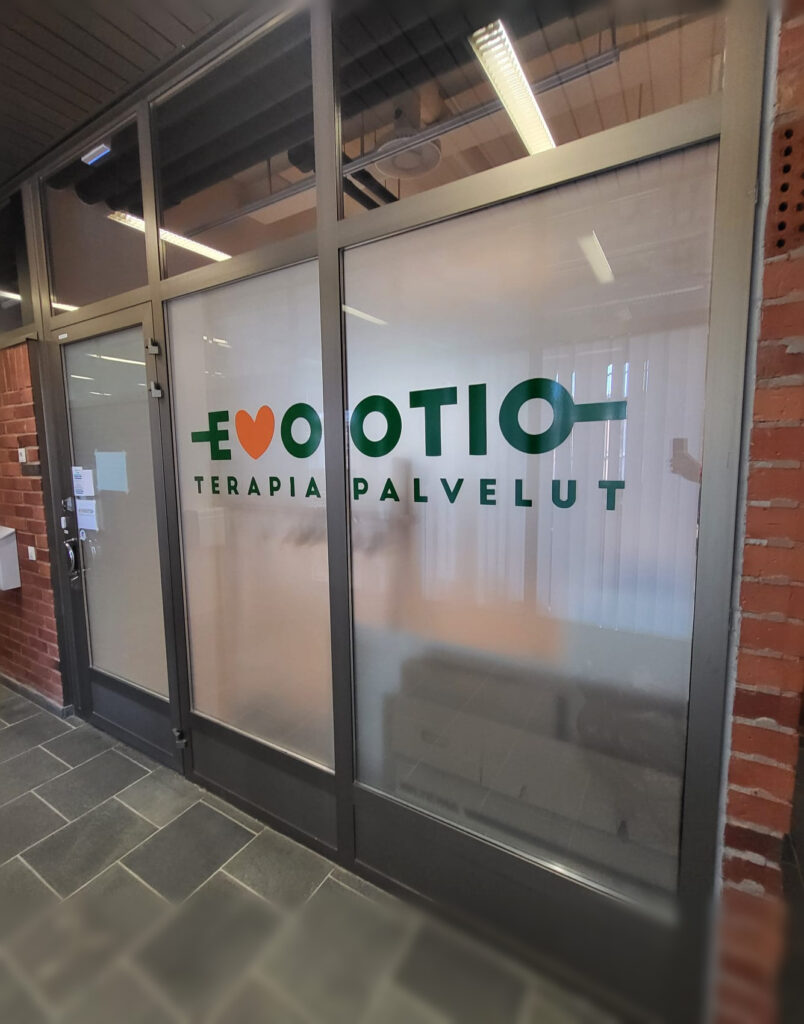 Lasiseinan huurrekalvo ja logoteippaus terapiapalvelut