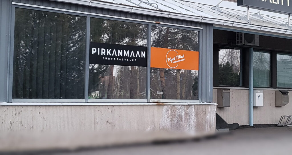 Liiketilan ikkunateippaukset