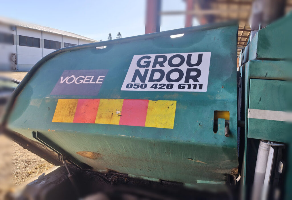Työkoneen logoteippaus Groundor